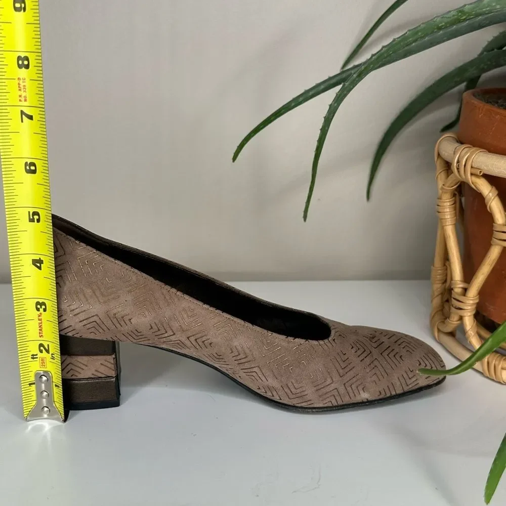 Vtg Salvatore Ferragamo Block Heel Pumps Geometric Embossed Suede Italy Made 9 - Picture 10 of 11